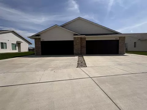 5420-5422 N Sandkey Ct, Wichita, KS 67204