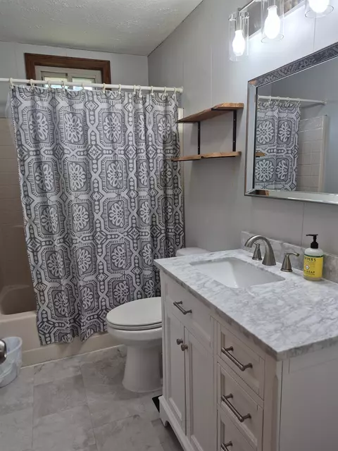 Bath - 109 Eureka Lake Rd, Eureka, KS 67045 photo 1 of 1