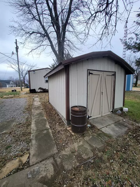 Exterior - 109 Eureka Lake Rd, Eureka, KS 67045 photo 6 of 8