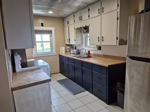 Kitchen - 109 Eureka Lake Rd, Eureka, KS 67045 photo 2 of 2