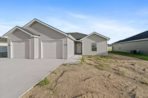 1200 Harbor Dr, Salina, KS 67401