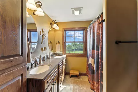 Bath - 3266 Dove Rd, Abilene, KS 67410 photo 5 of 7