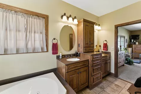 Bath - 3266 Dove Rd, Abilene, KS 67410 photo 4 of 7