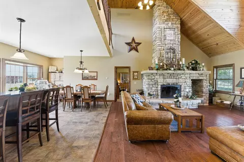 Living - 3266 Dove Rd, Abilene, KS 67410 photo 2 of 6