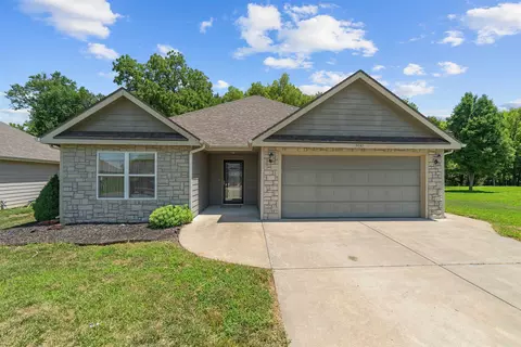 3037 Stone Creek Ct, Salina, KS 67401