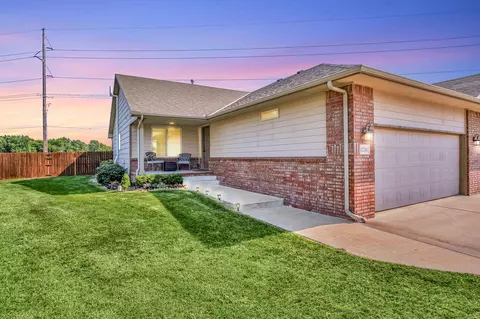 1224 Lazy Crk, Newton, KS 67114