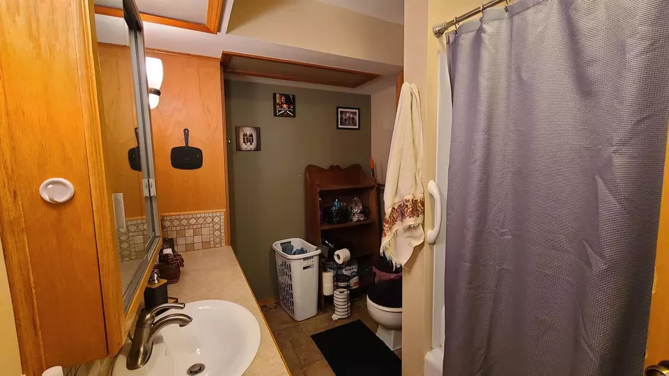 Bath - 610 N Washington Ave, Wellington, KS 67152 photo 2 of 2
