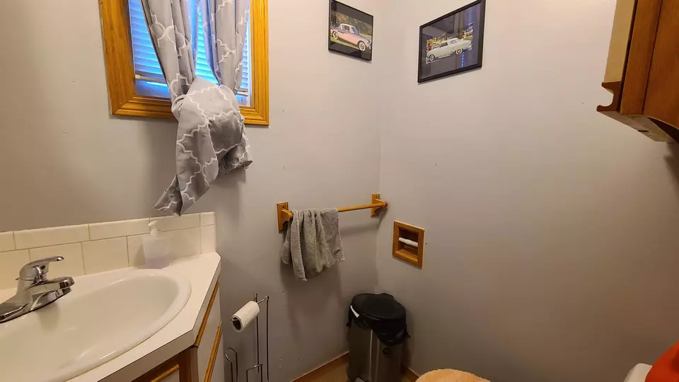 Bath - 610 N Washington Ave, Wellington, KS 67152 photo 1 of 2