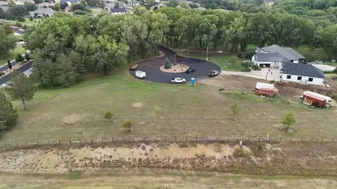 2466 Glencoe Cir, Salina, KS 67401