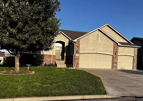310 Springlake Ct, Newton, KS 67114