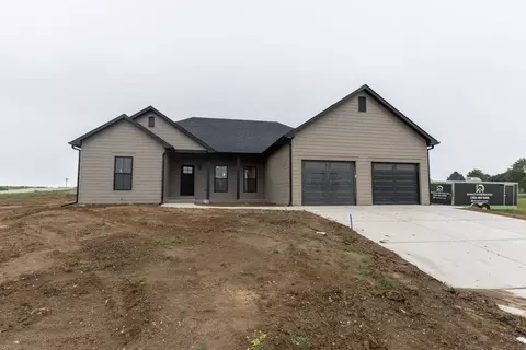 1968 Wheatland Valley Dr, Salina, KS 67401