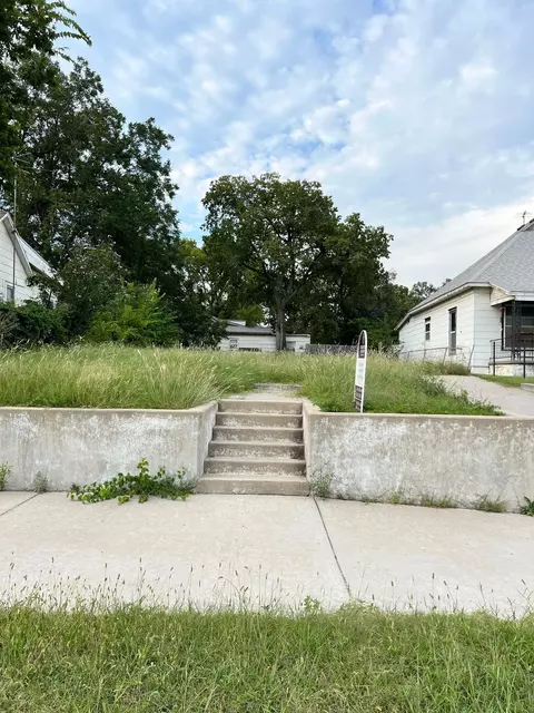 508 W 1st St, Newton, KS 67114