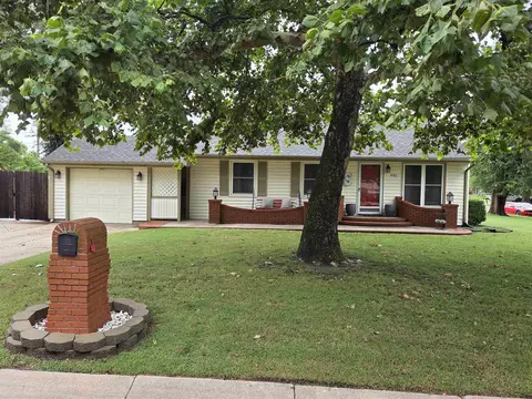 901 Fairfield, Newton, KS 67114