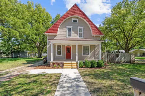 329 S Chestnut St, Lindsborg, KS 67456