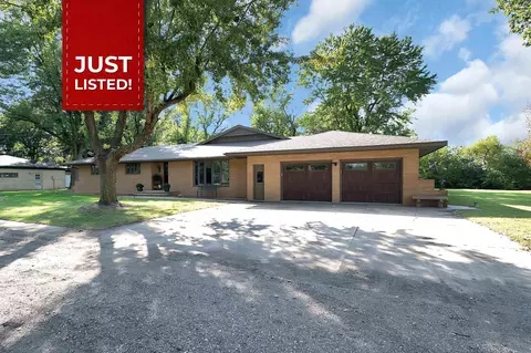 613 N Meridian Rd, Newton, KS 67114