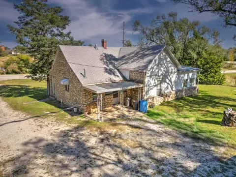 121 W 33rd Ave, Winfield, KS 67156