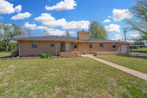 405 Circle Dr, Wellington, KS 67152