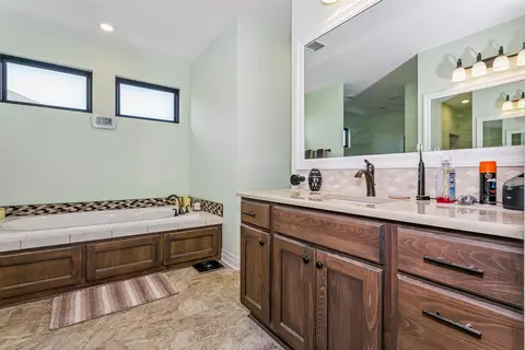 Bath - 3854 N Red Fox Cir, Maize, KS 67101 photo 2 of 5