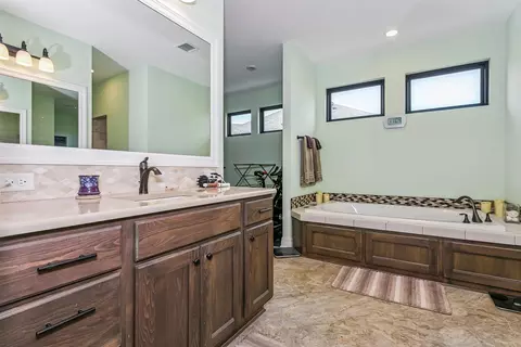 Bath - 3854 N Red Fox Cir, Maize, KS 67101 photo 3 of 5