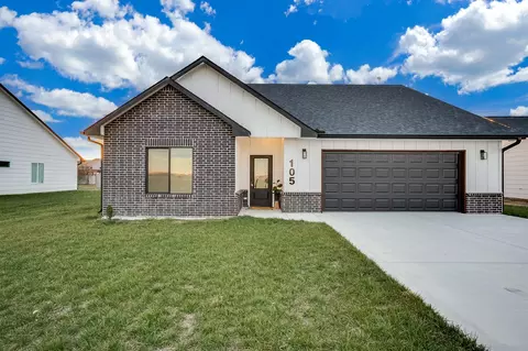 105 Oxford Ave, Bentley, KS 67016