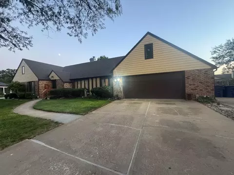 712 Colonial Ct, Salina, KS 67401
