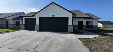 1541 Midway Ct, Valley Center, KS 67147