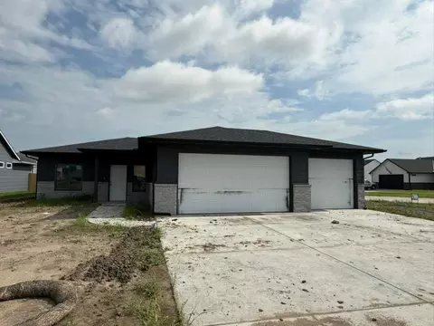9002 E Forbes Cir, Bel Aire, KS 67226