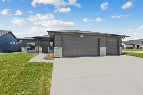 9002 E Forbes Cir, Bel Aire, KS 67226