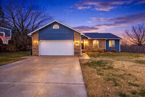 407 N Kansas St, Haven, KS 67543