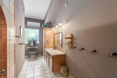 Bath - 21950 W 79th St S, Viola, KS 67149 photo 2 of 3
