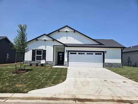 924 N Forestview Ct, Wichita, KS 67235