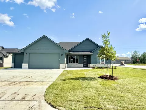 5400 N Toben Ct, Bel Aire, KS 67226