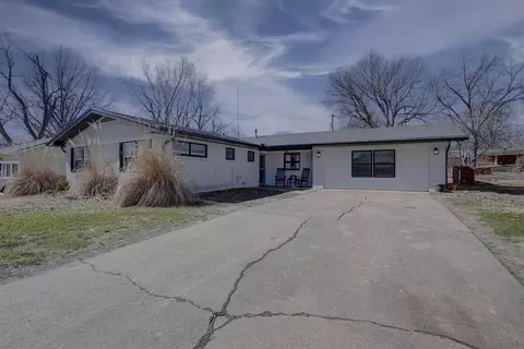 2221 Edgemont Dr, Arkansas City, KS 67005