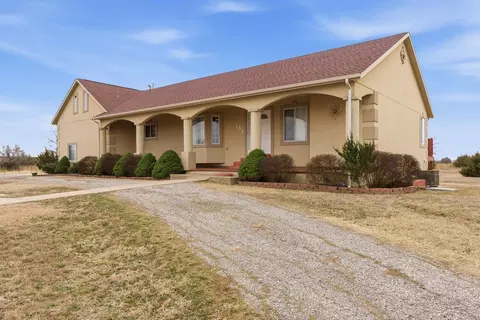 181 E 15th St S, Wellington, KS 67152