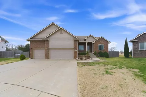 2801 N Emerson Cir, Derby, KS 67037