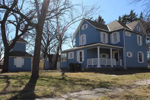 521 W 5th St, Halstead, KS 67056