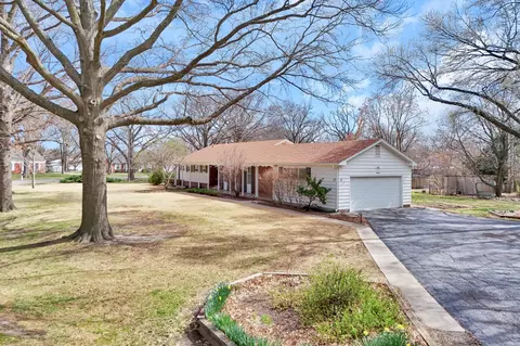17 Circle Dr, Newton, KS 67114