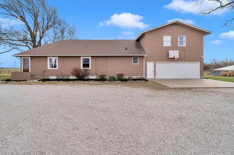 2935 Buckskin Rd, Moundridge, KS 67107