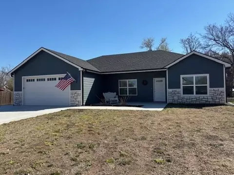 Exterior - 108 E 5th St, Solomon, KS 67480 photo 1 of 2
