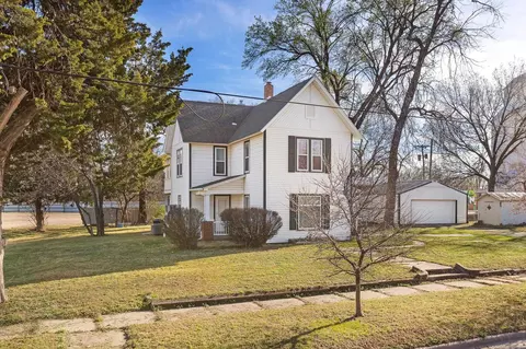 109 E 2nd St, Haven, KS 67543