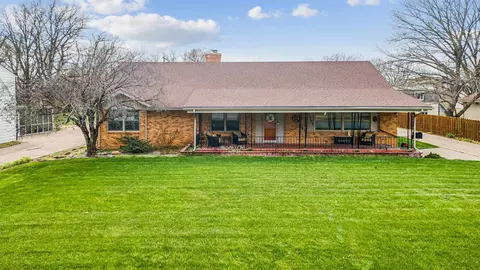 1707 Sunset Dr, Augusta, KS 67010