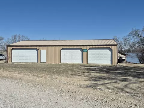 Exterior - 104 Eureka Lake Rd, Eureka, KS 67045 photo 3 of 11