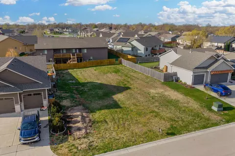 945 Ceder Brook Cir, Mulvane, KS 67110 photo 2