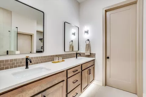 Bath - 9650 W Cedar Ln, Maize, KS 67101 photo 2 of 5