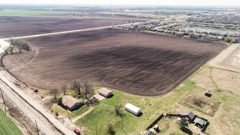 7945 N Seneca St, Valley Center, KS 67147