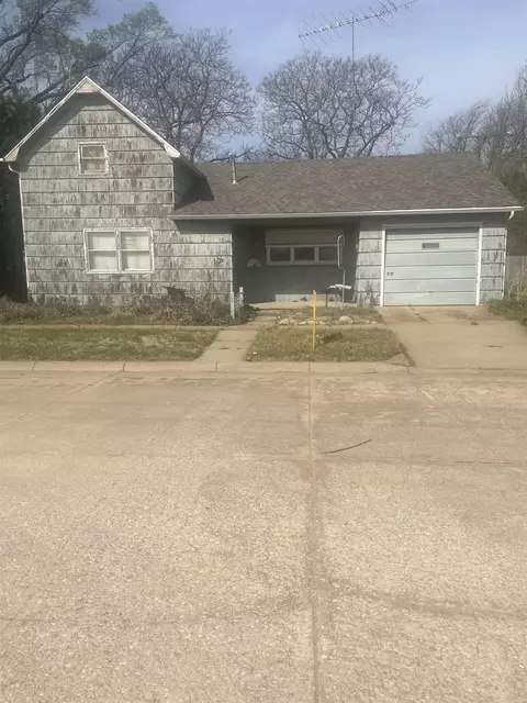 916 Van Buren St, Harper, KS 67058