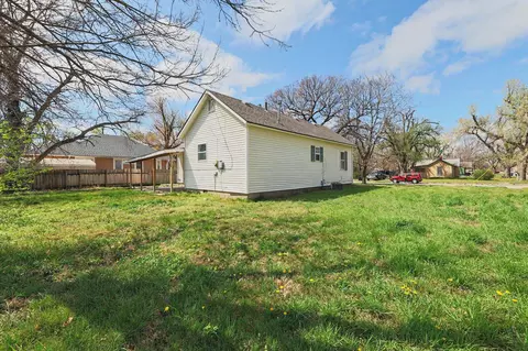Exterior - 206 Pine St, Halstead, KS 67056 photo 4 of 6
