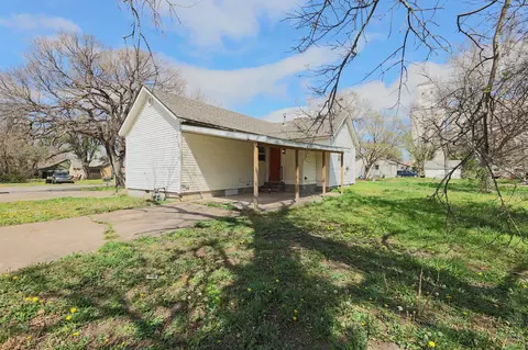 Exterior - 206 Pine St, Halstead, KS 67056 photo 3 of 6