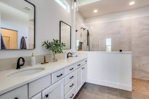 Bath - 9638 W Cedar Ln, Maize, KS 67101 photo 1 of 4