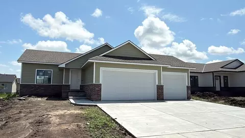 5031 N Toben Ct, Bel Aire, KS 67226